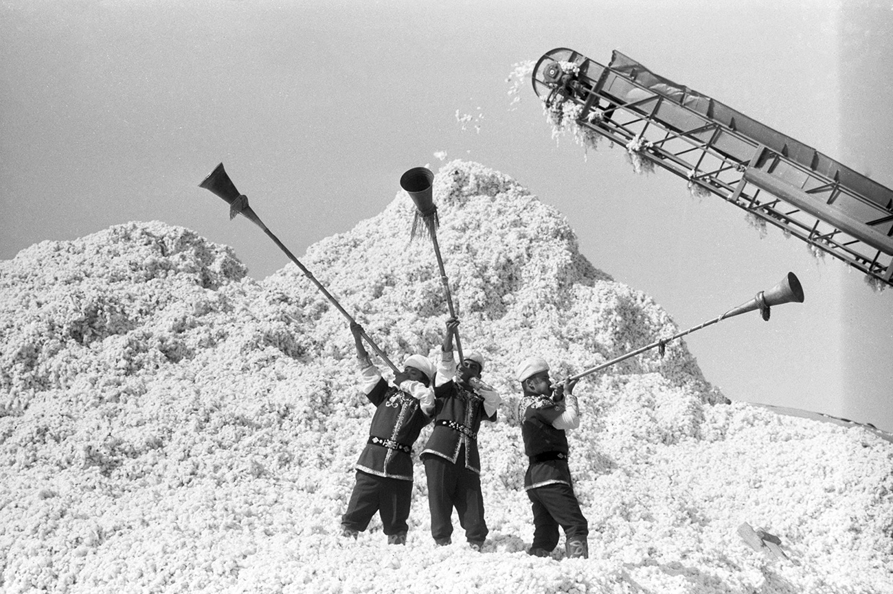  Soon afterwards, a team of central investigators was sent to Uzbekistan to “unpick” the “cotton scandal,” so to speak. Their probe resulted in lengthy jail terms for all involved, and those spearheading the scandal were handed maximum penalties. // Uzbek SSR, 1982