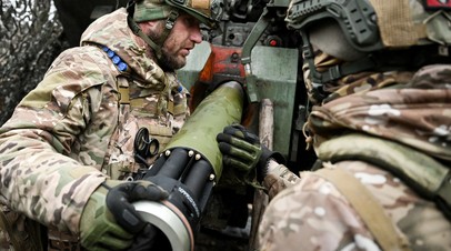 Российские артиллеристы готовятся к стрельбе высокоточными снарядами «Краснополь» из гаубицы «Мста-Б» по позициям ВСУ на Красноармейском направлении СВО